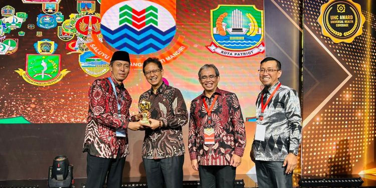 Menteri Kesehatan Serahkan Penghargaan UHC Award 2023 ke Pemkab Bolsel