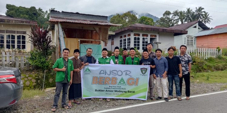 GP Ansor Boltim bagi-bagi Takjil dan Sembako kepada Kaum Duafa