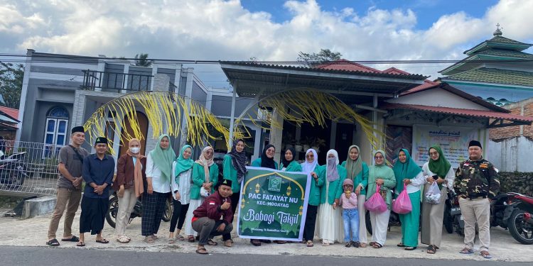 PAC Fatayat NU Kecamatan Modayag Bersama PAC GP Ansor Modayag Isi Ramadhan dengan Berbagi Takjil
