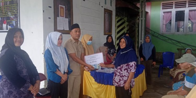 Jelang Idul Fitri, Pemdes Modayag Salurkan BLT DD 2023 Tahap I