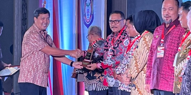 Pemkab Bolmong Terima Penghargaan dari Pemprov Sulut