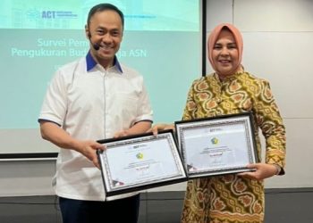 Wali Kota Kotamobagu Terima Penghargaan BerAKHLAK Tahun 2022