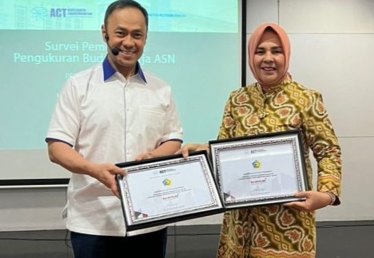 Wali Kota Kotamobagu Terima Penghargaan BerAKHLAK Tahun 2022