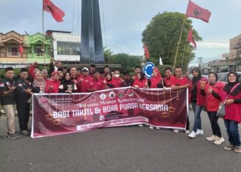 DPC PDI Perjuangan Kota Kotamobagu Bagi-bagi Takjil dan Santuni Anak Yatim