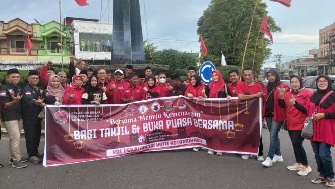DPC PDI Perjuangan Kota Kotamobagu Bagi-bagi Takjil dan Santuni Anak Yatim