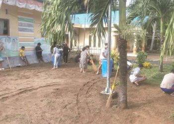 Pemdes Jiko Utara Bersama Masyarakat Gotong Royong Bersihkan Halaman Kantor Desa