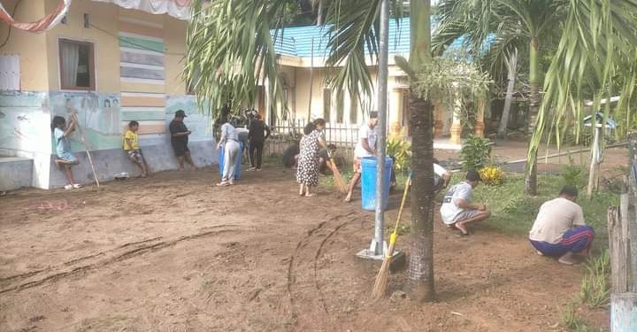 Pemdes Jiko Utara Bersama Masyarakat Gotong Royong Bersihkan Halaman Kantor Desa