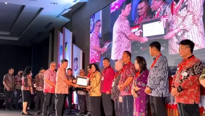 Wali Kota Tatong Bara Terima Penghargaan Terbaik 2 PPD dan Sensanitasional Award 2023