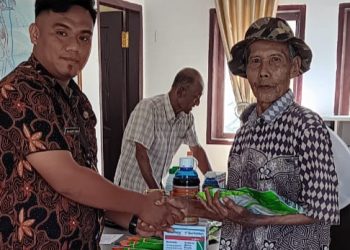 Pemdes Purworejo Salurkan Bantuan Pupuk, Bibit Sayuran dan Racun Rumput kepada Kelompok Tani