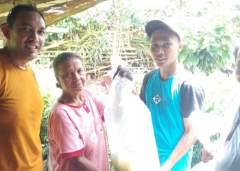 Pemdes Liberia Timur Salurkan Bantuan Benih Ikan Mas dan Nila kepada Kelompok Penerima