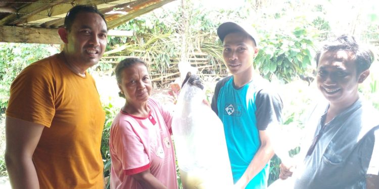 Pemdes Liberia Timur Salurkan Bantuan Benih Ikan Mas dan Nila kepada Kelompok Penerima