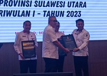 Sekda Tahlis Terima Penghargaan Terbaik III se-Sulut