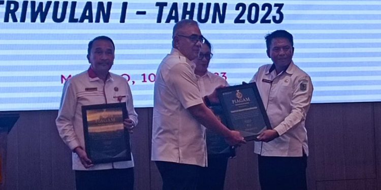 Sekda Tahlis Terima Penghargaan Terbaik III se-Sulut