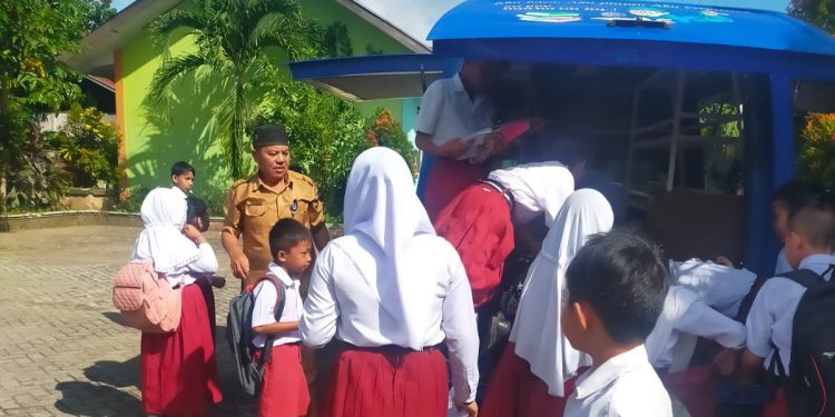 Dinas Perpustakaan Boltim Lakukan Pelayanan Mobil Perpustakaan Keliling di SDN 2 Togid