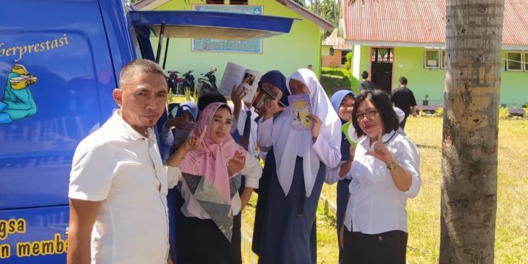 Tumbuhkan Minat Baca, Dinas Perpustakaan Boltim Lakukan Pelayanan Mobil Perpustakaan Keliling di SMP 1 Tutuyan