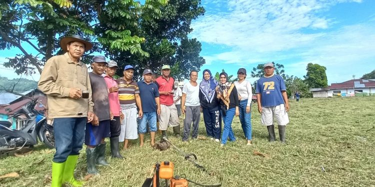 Sambut Halal Bihalal, Pemdes Modayag Bersihkan Lapangan Ambang