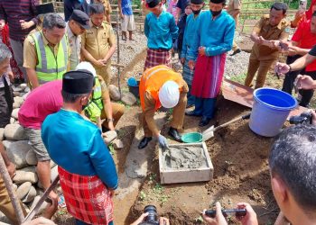 Pj Bupati Limi Letakan Batu Pertama Pembangunan Rumah Korban Banjir 