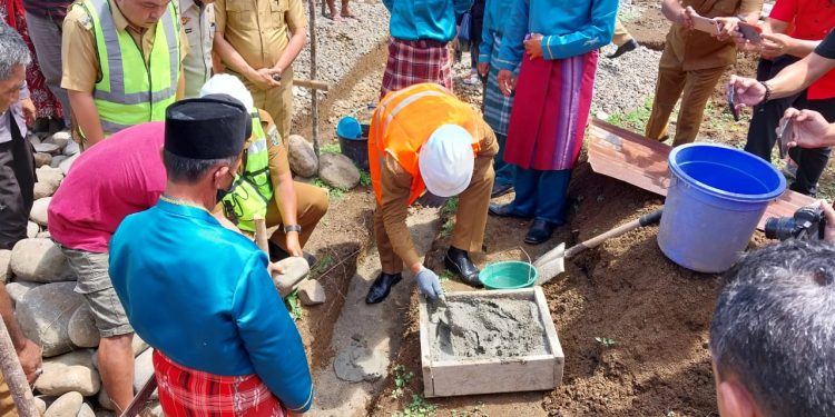 Pj Bupati Limi Letakan Batu Pertama Pembangunan Rumah Korban Banjir