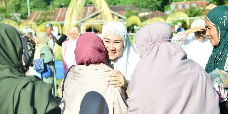 Mama Icat Sholat Idul Adha 1444 Hijriah di Lapangan Molobog