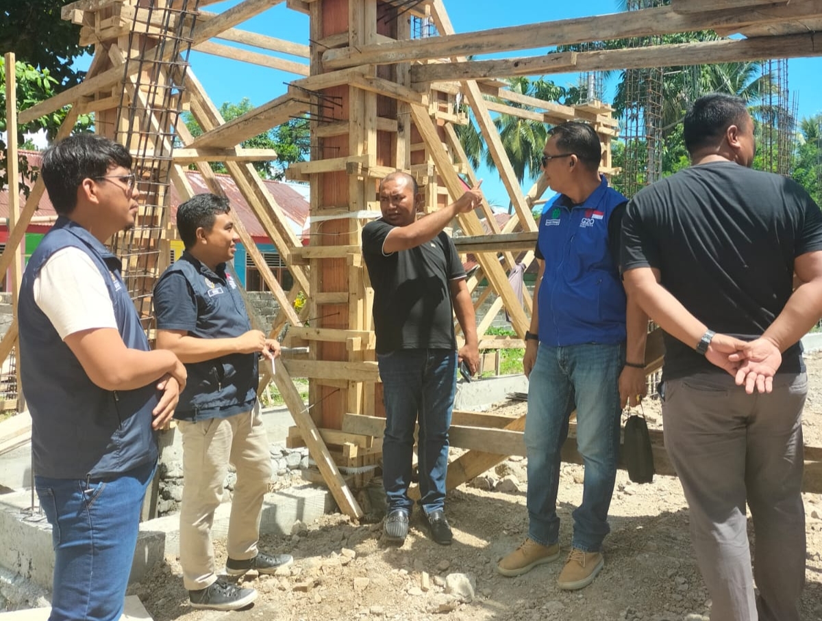 Sangadi Stendry Kastilong dampingi PT. Agro Bio Organik tinjau progres pembangunan Kantor Desa Lalow