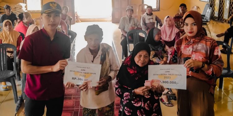 Pemdes Liberia Timur Kembali Salurkan BLT DD Tahap II kepada 32 KPM