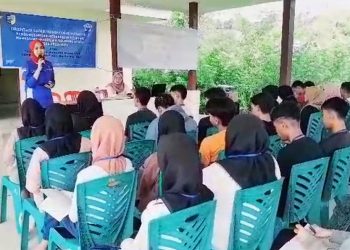 Feramitha Mokodompit Berikan Materi Orientasi Kader Mania PB KPMIBU
