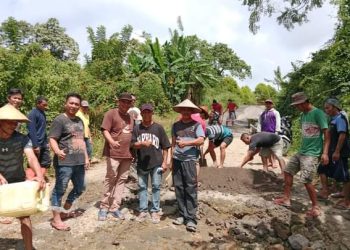 Pemdes Lanut Bersama Masyarakat Gotong Royong Perbaiki Jalan Alternatif Desa