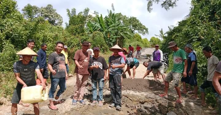 Pemdes Lanut Bersama Masyarakat Gotong Royong Perbaiki Jalan Alternatif Desa