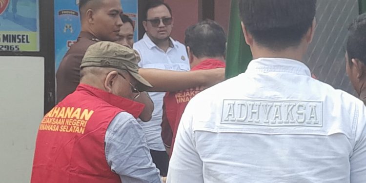 Tiga Tersangka Mafia Tambang Ilegal Resmi Diserahkan Kejagung RI ke Kejari Minsel