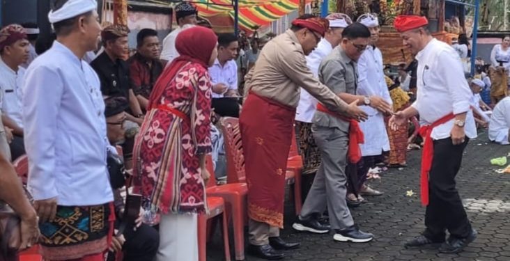 Hadiri Perayaan Galungan Umat Hindu, Bupati Limi: Jaga Tali Persaudaraan