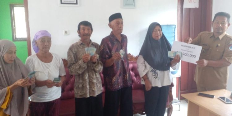 Pemdes Candi Rejo Salurkan BLT DD 2023 Tahap III kepada 19 KPM