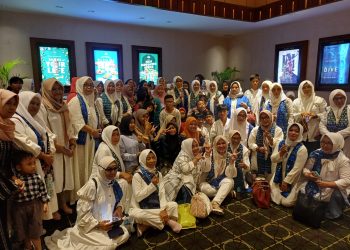 Berbagi Kebahagiaan: YSM Bersama Pengurus BKMT Sulut Ajak Anak Yatim Piatu Nobar