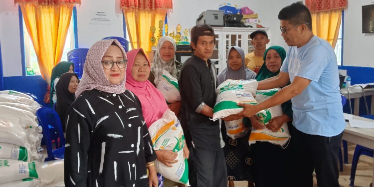 70 KPM di Desa Modayag II Terima Bantuan Cadangan Pangan Pemerintah Tahap IV