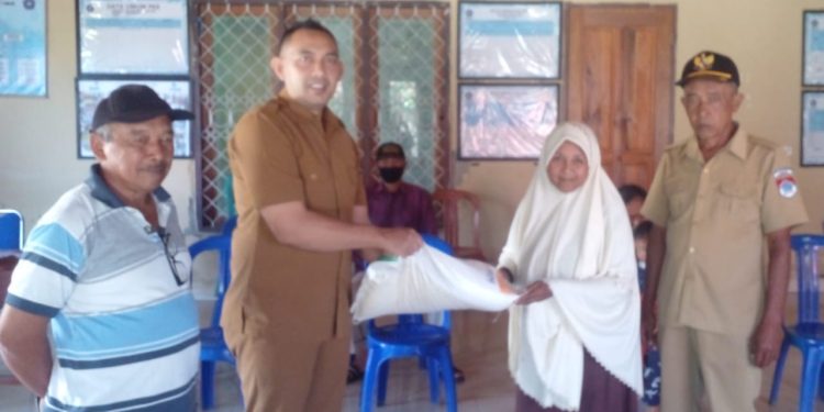 Pemdes Liberia Timur Salurkan Bantuan CPP Tahap IV kepada 31 KPM