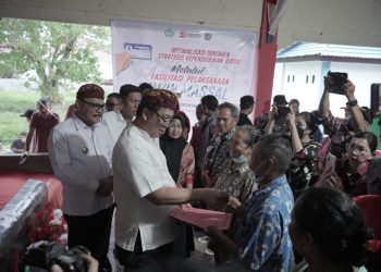 Pj Bupati Limi dampingi Wakil Gubernur Sulut Serahkan Akta Nikah bagi 100 Pasutri di Bolmong