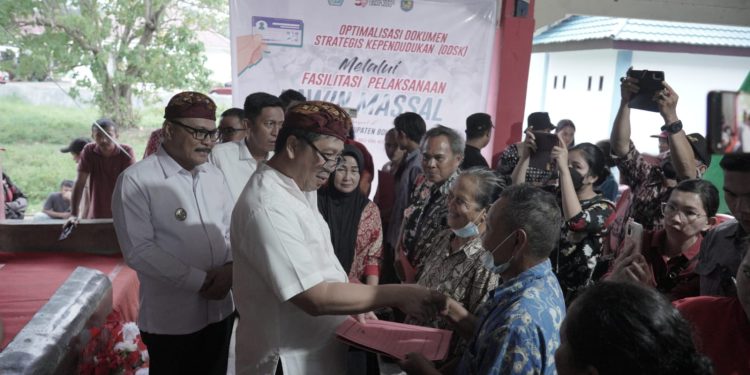 Pj Bupati Limi dampingi Wakil Gubernur Sulut Serahkan Akta Nikah bagi 100 Pasutri di Bolmong