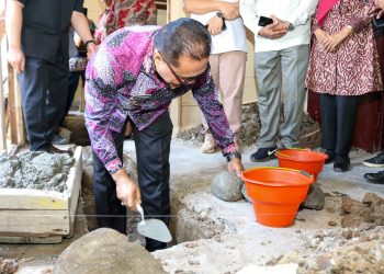 Bupati Limi Letakan Batu Pertama Pembangunan Pastori GMIBM Pniel Siniyung