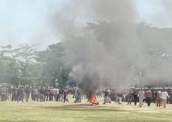 SIMULASI: Warga Kepung Kantor KPU Bolmong, Ada Apa?