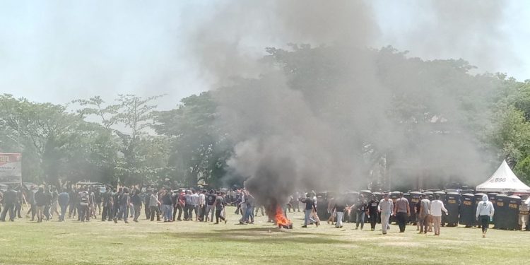 SIMULASI: Warga Kepung Kantor KPU Bolmong, Ada Apa?