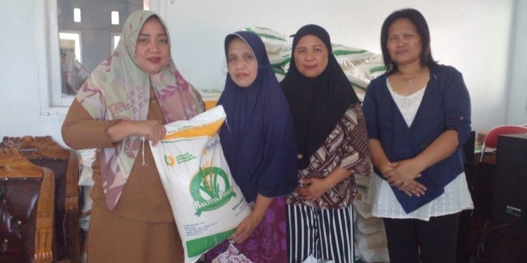 139 KPM di Desa Modayag Terima Bantuan Cadangan Pangan Pemerintah Tahap Akhir