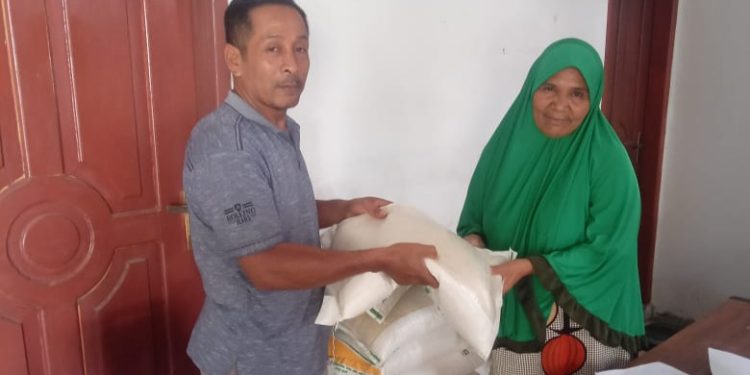 Pemdes Liberia Salurkan Bantuan CPP Tahap Akhir kepada 24 KPM