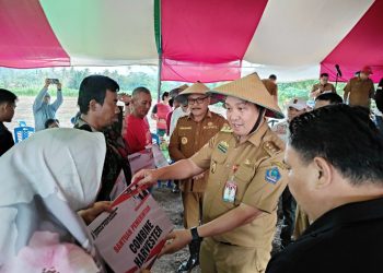 Didampingi Bupati Limi, Wagub Sulut Serahkan Bantuan Pertanian bagi Petani