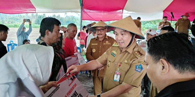 Didampingi Bupati Limi, Wagub Sulut Serahkan Bantuan Pertanian bagi Petani