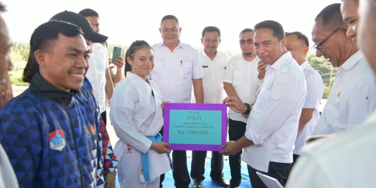 Bupati Boltim Beri Penghargaan kepada Atlet dan Pelatih Berprestasi