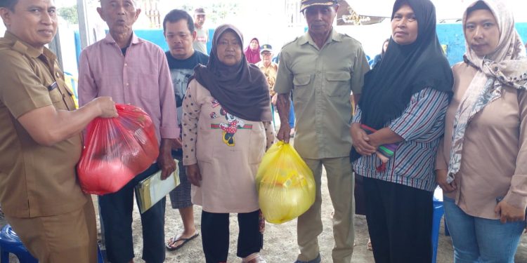 3 Lansia dan 2 Penyandang Disabilitas di Desa Purworejo Timur Terima Bantuan Sembako dari Pemkab Boltim