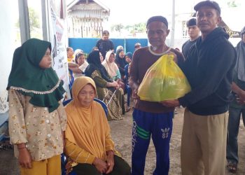 3 Lansia dan 2 Penyandang Disabilitas di Desa Candi Rejo Terima Bantuan Sembako dari Pemkab Boltim
