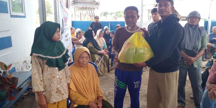 3 Lansia dan 2 Penyandang Disabilitas di Desa Candi Rejo Terima Bantuan Sembako dari Pemkab Boltim