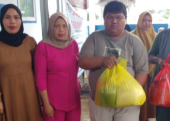45 Lansia di Desa Modayag II Terima Bantuan Sembako dari Pemkab Boltim