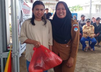 3 Lansia dan 2 Penyandang Disabilitas di Desa Sumber Rejo Terima Bantuan Sembako dari Pemkab Boltim