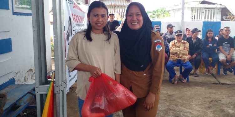 3 Lansia dan 2 Penyandang Disabilitas di Desa Sumber Rejo Terima Bantuan Sembako dari Pemkab Boltim